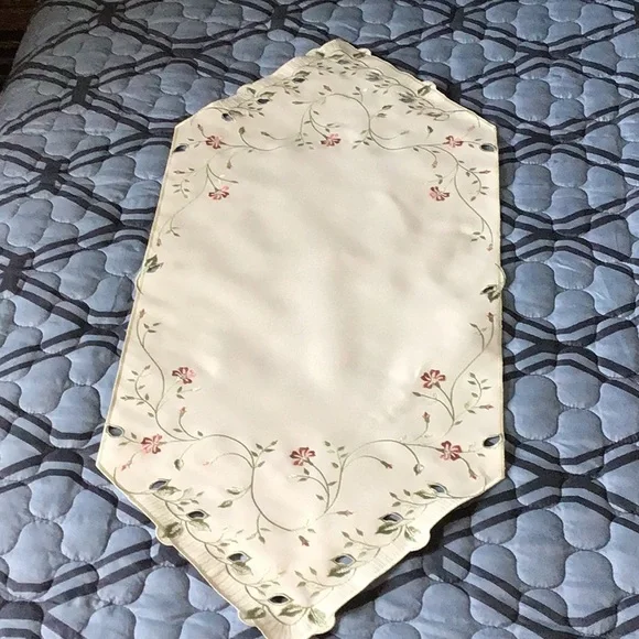 Embroidered Table Runner - Picture 2 of 4